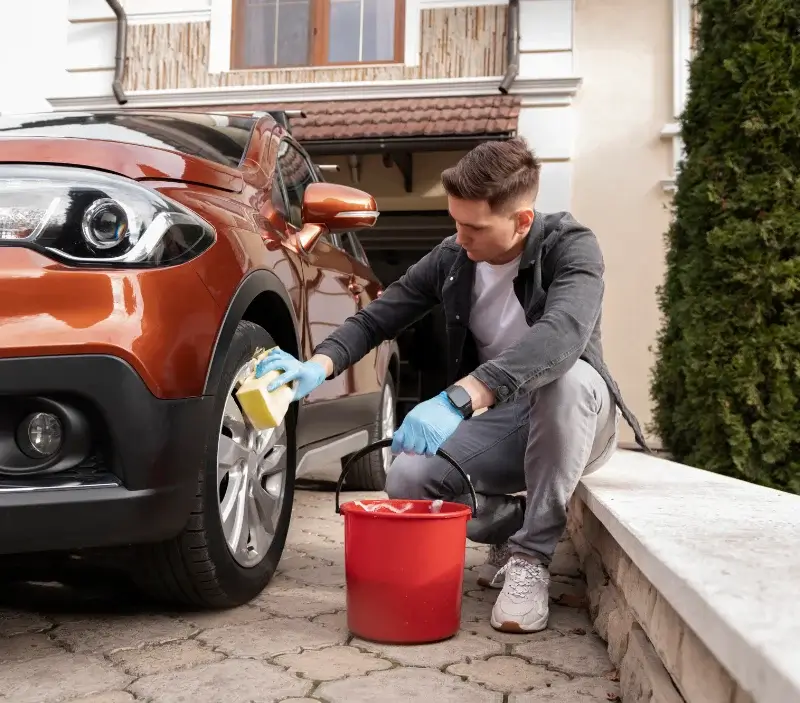 Lavage auto à domicile Portets : professionnel intervenant sur un véhicule